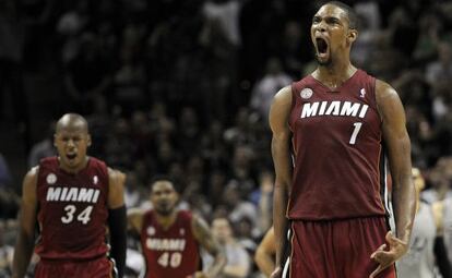 Bosh celebra su triple ganador.