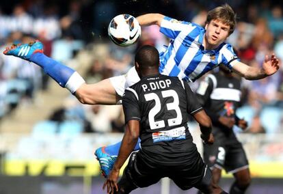 Illarramendi lucha por el balón con Diop