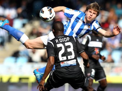 Illarramendi lucha por el balón con Diop