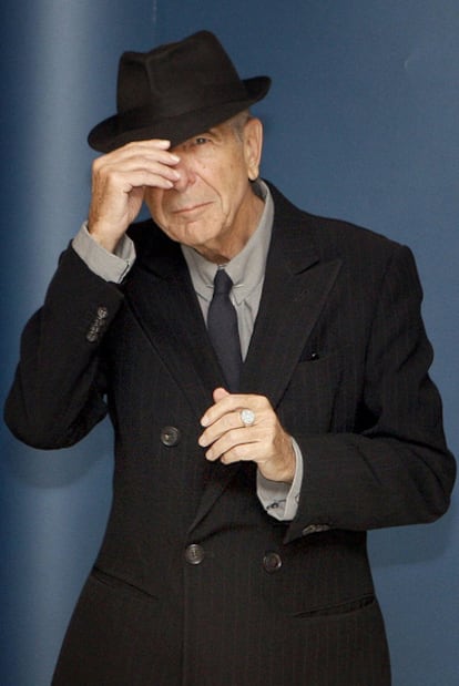 Leonard Cohen comparece ante la prensa ayer en Oviedo.