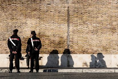 Dos agentes de policía italianos, el 20 de marzo en la Plaza de Popolo, en Roma.