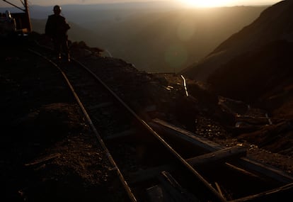 Un trabajador sale de una mina de oro, en La Paz, Bolivia.