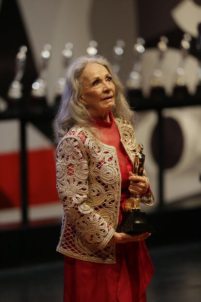 La Academia Mexicana de las Artes y Ciencias Cinematográficas reconoció su carrera con el Ariel de Oro por una trayectoria de más de 50 años en el sector.