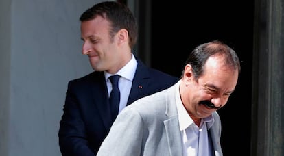 El l&iacute;der del sindicato CGT, Philippe Martinez, abandona el El&iacute;seo tras reunirse con el presidente Emmanuel Macron