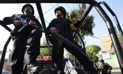 Polic&iacute;as federales recorren el barrio de Tepito.