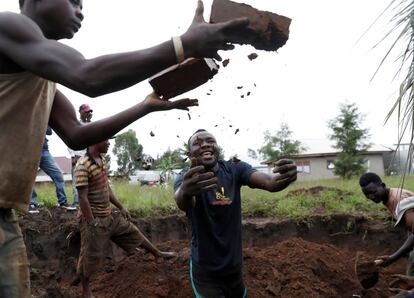 Un grupo de trabajadores hacen ladrillos en Bunia (República Democrática del Congo).