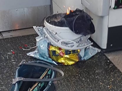 Na imagem, cedida por @Rrigs, a suposta origem da explosão em Londres: um cubo branco dentro de uma sacola de plástico.