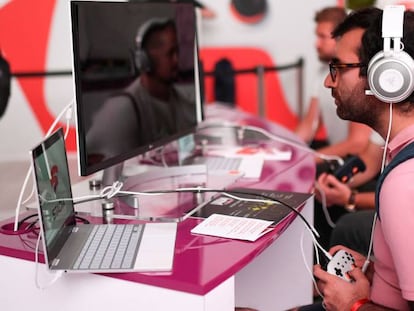 Un usuario juega en la plataforma Stadia de google durante una feria de videojuegos en Alemania. 