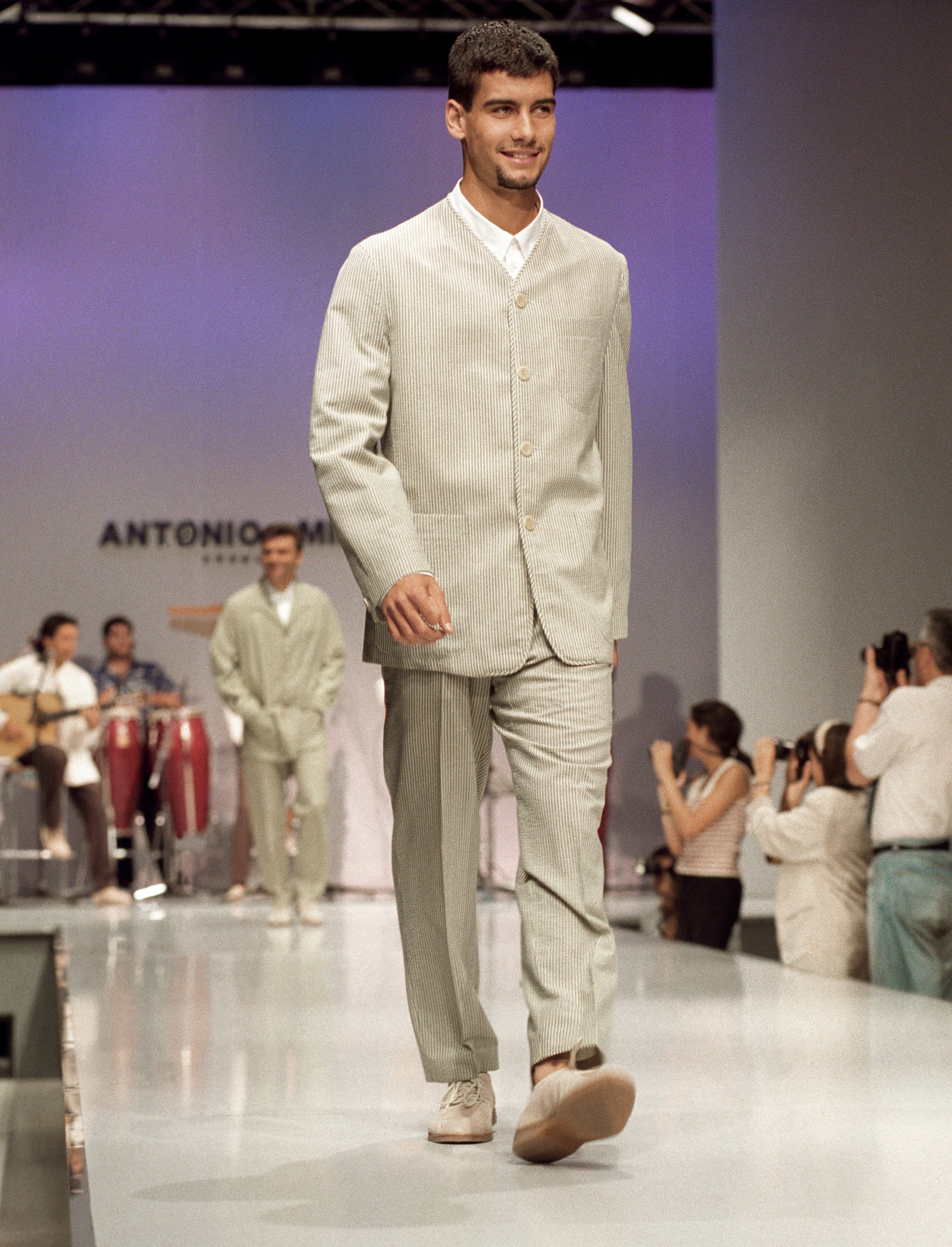 Pep Guardiola desfila para Antonio Miró en la Pasarela Gaudí, en 1997.