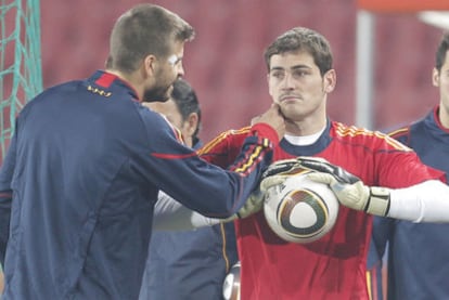 Piqué bromea con Casillas después de que el meta se haya afeitado después de dos años.