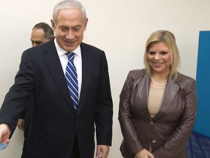 Netanyahu y su esposa, Sara, votan en una colonia de Cisjordania.