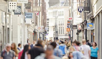 Tiendas en una calle comercial de Ámsterdam.