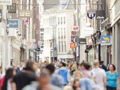 Tiendas en una calle comercial de Ámsterdam.