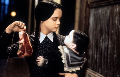 Christina Ricci, caracterizada de Miércoles en una escena de la película 'Addams Family Values' (1993). 