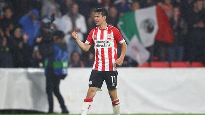 Lozano celebra su gol.