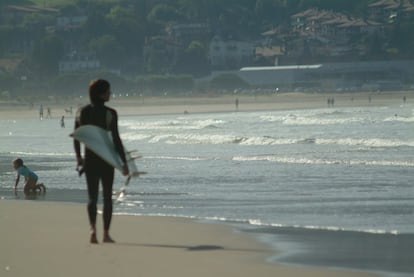 Si en 'Point Break', Bodhi estaba obsesionado con coger la gran ola, el País Vasco Francés se ha convertido en el destino preferido de los locos por el surf. Hendaya (en la imagen) y San Juan de Luz son los enclaves elegidos para despertar instintos olvidados entre rutinas y deberes. Una parada obligatoria para aquellos que buscan la ola perfecta.