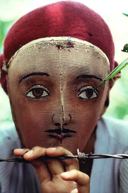 Máscara de danza india tradicional adoptada por los rebeldes durante la lucha contra Somoza (1978), de la serie 'Nicaragua'.