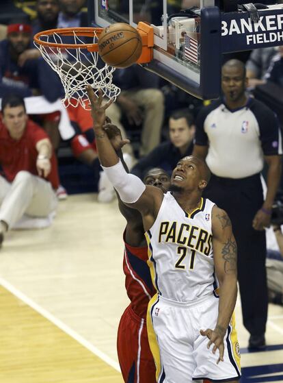 David West, de los Pacers, lanza a canasta ante los Hawks