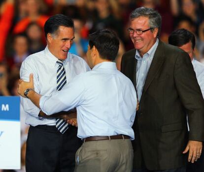 Mitt Romney (izquierda) junto a Jeb Bush y Marco Rubio (de espaldas), en un mitin hoy en Tampa (Florida).