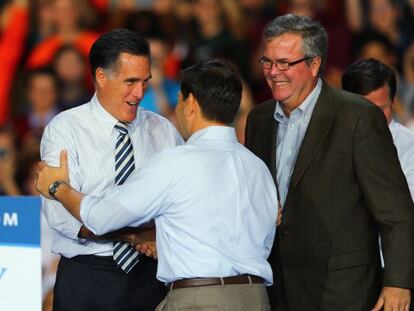 Mitt Romney (izquierda) junto a Jeb Bush y Marco Rubio (de espaldas), en un mitin hoy en Tampa (Florida).