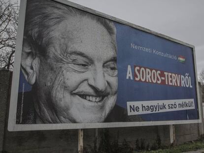 Cartaz da consulta contra George Soros do Governo húngaro próximo a Budapeste