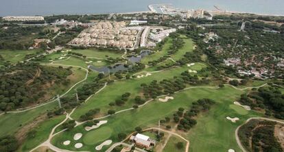 Vista aérea de un campo de golf en Cabo Pino, Marbella.