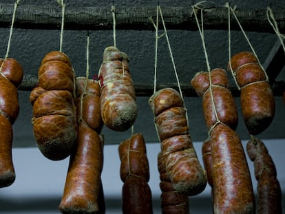 La sobrassada madura en un ambient una mica canviant que transforma l'aliança de la carn i el greix del porc.