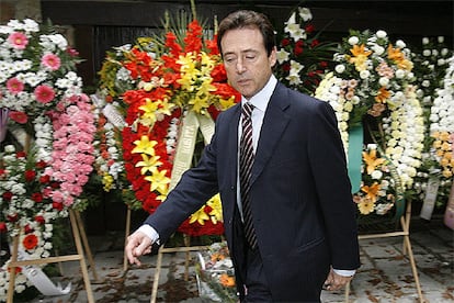 El presentador de televisión Matías Prats, a su llegada a la residencia del fallecido esquiador Paquito Fernández Ochoa, en la localidad madrileña de Cercedilla, donde se encuentra instalada la capilla ardiente.