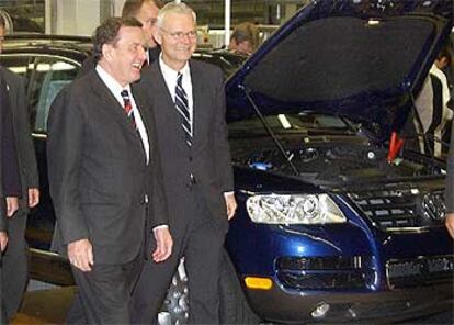 El canciller alemán, Gerhard Schröder, visita una planta de Volkswagen en Bratislava (Eslovaquia) en 2003.