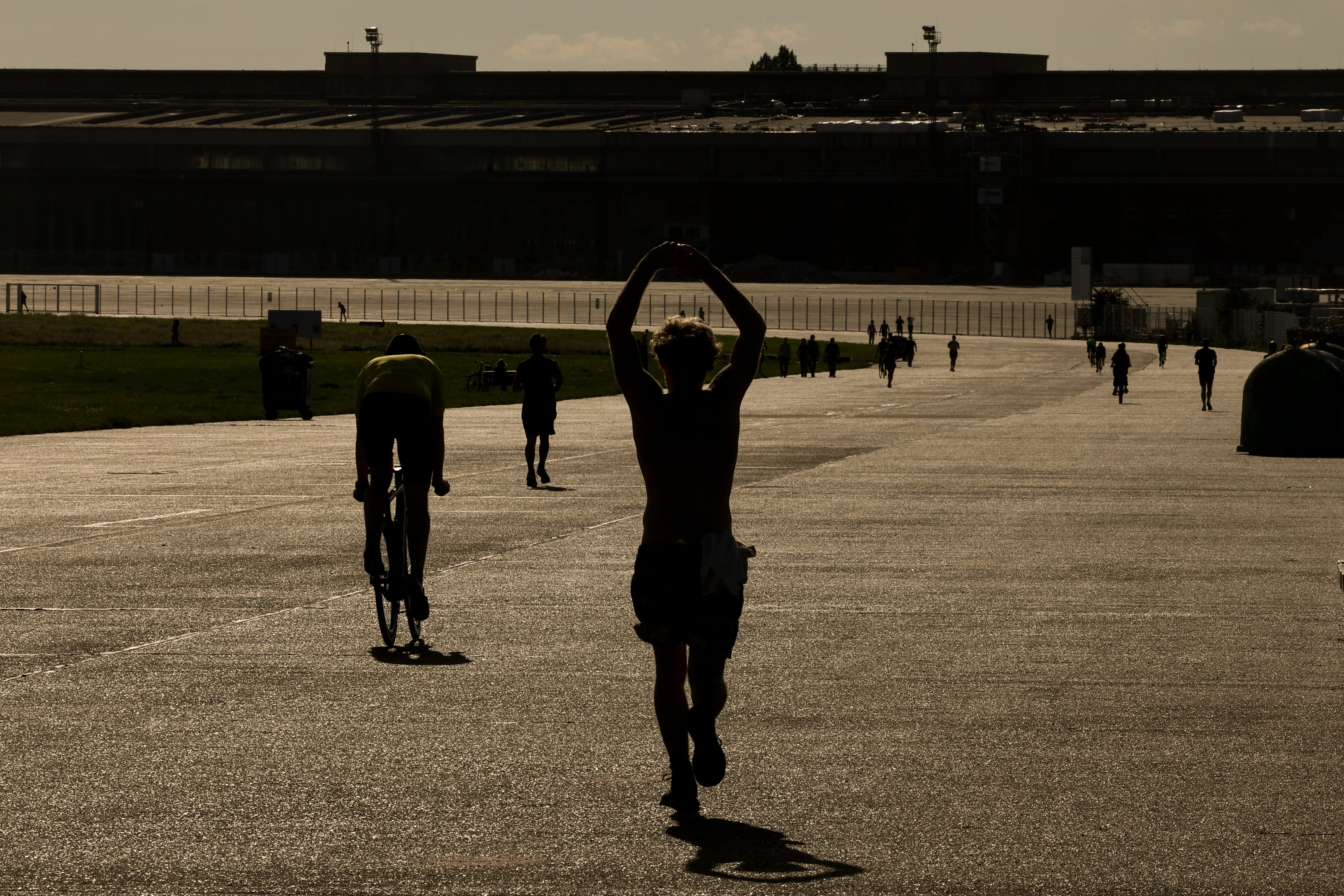 Gente haciendo ejercicio en el terreno del antiguo aeropuerto de Tempelhof, en Berlín.