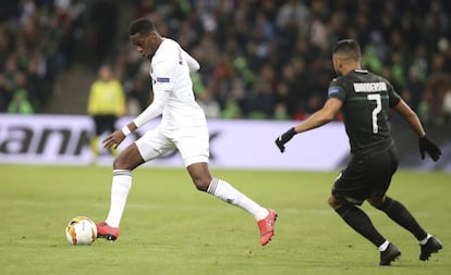 Kondogbia conduce un balón delante de Wanderson.