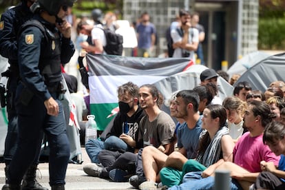 Varios estudiantes participan en la manifestación convocada este jueves en Madrid.