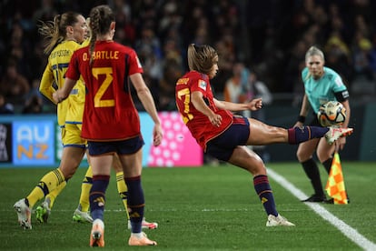 Alba Redondo se hace con el control de la pelota en la semifinal antes Suecia.