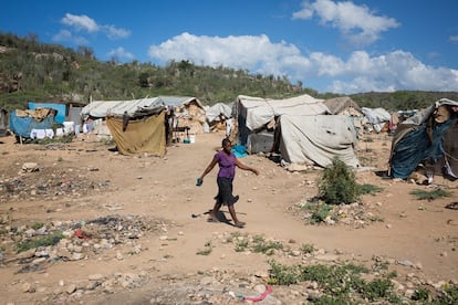 Durante el día, los campamentos tienen mucha menor actividad, ya que muchos hombres salen a trabajar al campo. Hay mujeres que andan hasta cinco horas al día para trabajar en Pedernales, al otro lado de la frontera.