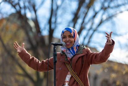 En noviembre de 2016 Omar se convirtió en la primera legisladora somalí-estadounidense del país. Dos años después puede ser la primera mujer de ese origen en llegar al Congreso en representación de Minnesota. La musulmana demócrata de 33 años huyó junto a su familia de la guerra de Somalia, vivió cuatro años en un campo de refugiados en Kenia y llegó a Estados Unidos a los 12. Omar promueve la sanidad universal, la abolición de la Oficina de Inmigración y Aduanas (ICE por sus siglas en inglés), la gratuidad de la matrícula en las universidades y el aumento del salario mínimo a 15 dólares la hora. La zona por la que se presenta, que incluye Minneapolis -donde vive una gran comunidad de somalíes-, no ha sido representada por un republicano desde 1962.