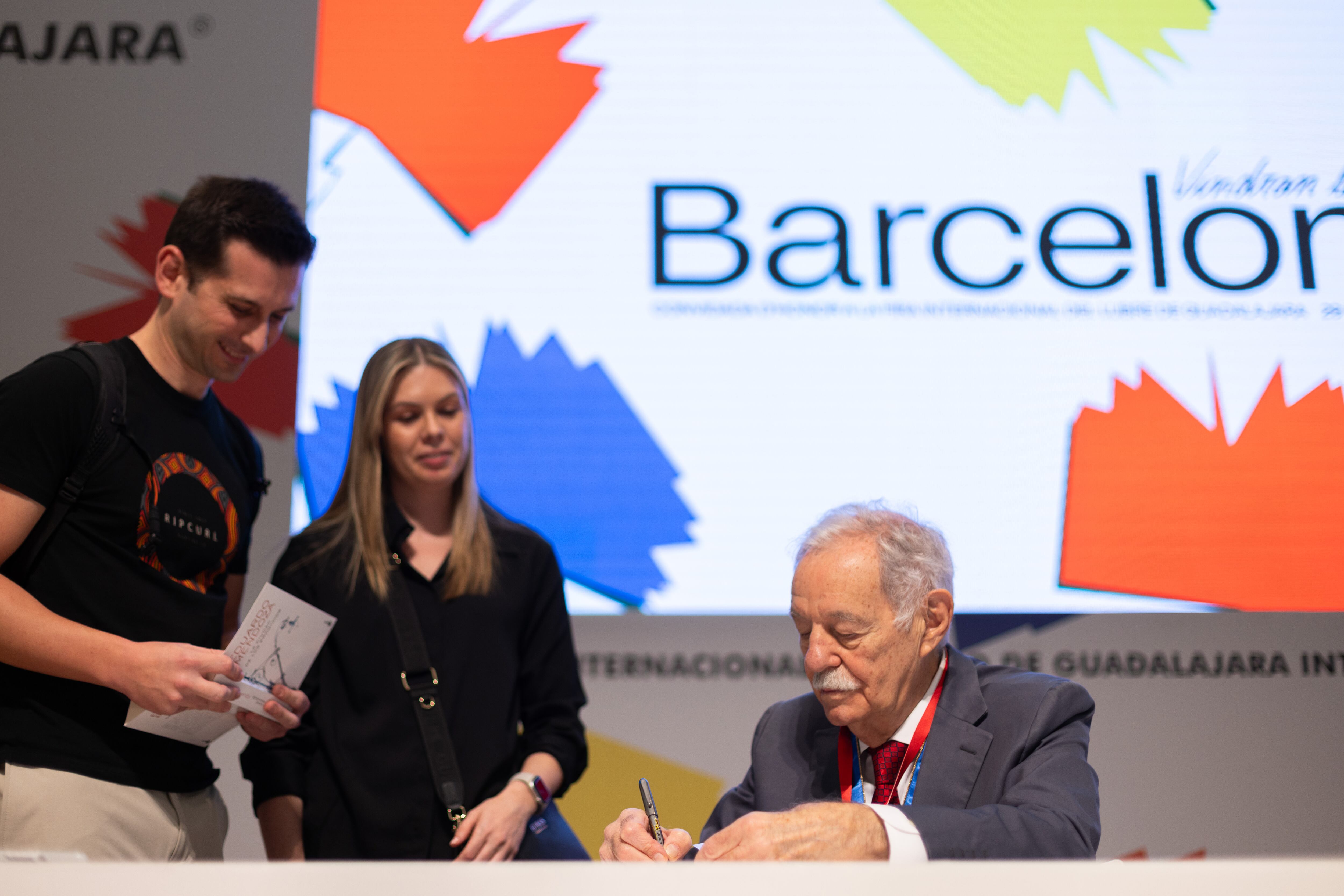 Eduardo Mendoza firma libros durante la FIL Guadalajara.