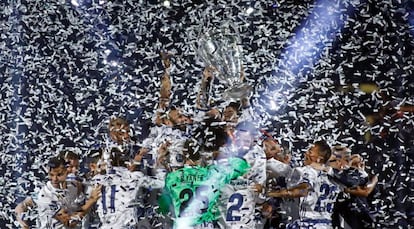 Los jugadores del Real Madrid levantan el trofeo de la Champions en el Bernab&eacute;u.