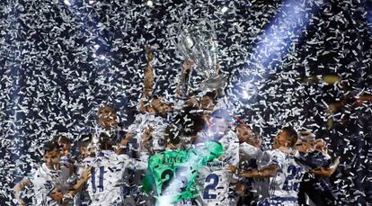 Los jugadores del Real Madrid levantan el trofeo de la Champions en el Bernabéu.