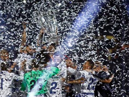 Los jugadores del Real Madrid levantan el trofeo de la Champions en el Bernab&eacute;u.