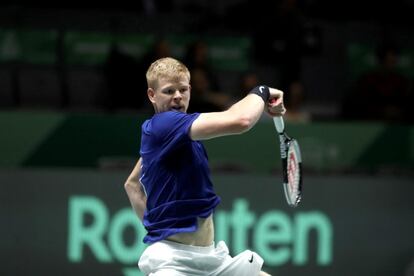 El tenista británico Kyle Edmund golpea la pelota durante la semifinal de la Copa Davis ante el español Feliciano López.