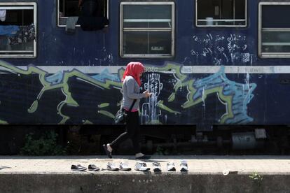 Una mujer camina en el campo de refugiados de Idomeni, Grecia.