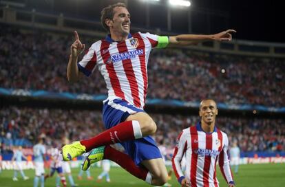 God&iacute;n celebra, junto a Miranda, el cuarto gol del Atl&eacute;tico. 