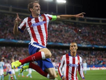 God&iacute;n celebra, junto a Miranda, el cuarto gol del Atl&eacute;tico. 