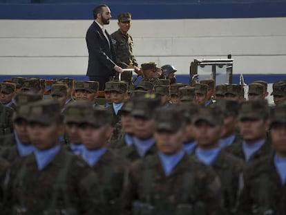 Nayib Bukele inspecciona a los reclutas que se han unido a las fuerzas armadas en El Salvador.