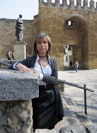 La fiscal Consuelo Fidalgo, junto a la Puerta de Almodóvar, con Séneca al fondo.