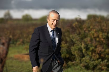 Miguel A. Torres, en una de las fincas del grupo bodeguero en Vilafranca del Penedès.