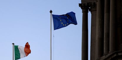 Una bandera de Irlanda y otra de la Unión Europea en Dublín