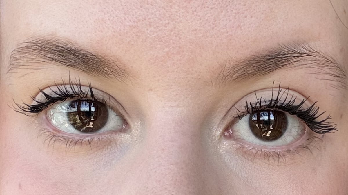 Diferencia entre una máscaras de pestañas que busca longitud y definición (ojo izquierdo) y otra más centrada en el volumen (ojo derecho).