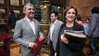 Jaume Collboni, Gerardo Pisarello i Ada Colau, en un ple de l'Ajuntament de Barcelona.