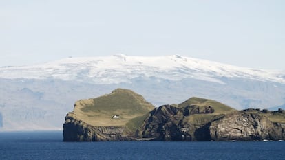 La isla de Heimaey forma parte de un archipiélago al sur de Islandia. En la imagen, la isla Elidaey y al fondo el volcán Eyjafjallajökull, que entró en erupción en 2010 parando el tráfico aéreo mundial.